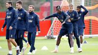 Para pemain Manchester United menghadiri sesi pelatihan tim di AON Training Complex, Carrington, Inggris barat laut (1/10). MU akan bertanding melawan wakil Spanyol, Valencia pada lanjutan grup H Liga Champions di Old Trafford. (Martin Rickett/PA via AP)
