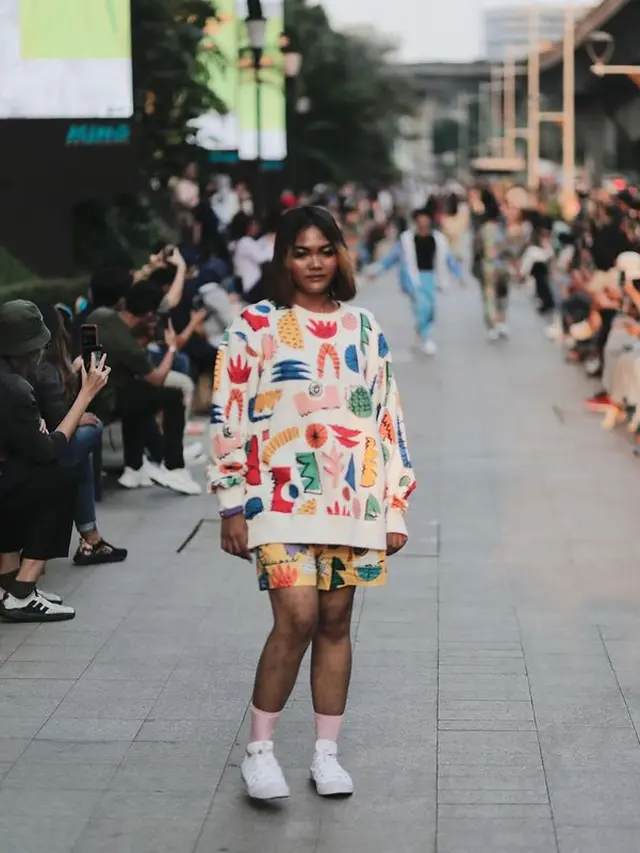 6 Potret Bonge dan Geng Citayam Fashion Week Catwalk Beneran, Bak Model Profesional