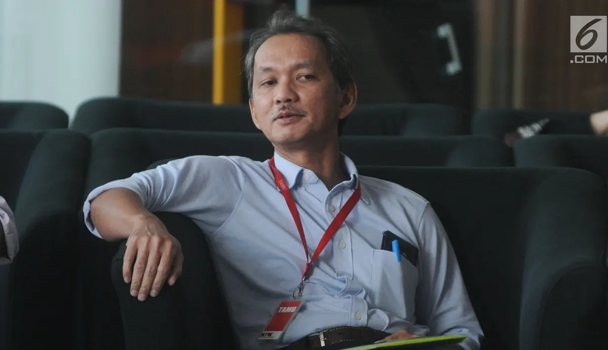 Ekspresi Kepala BPPSPAM, Bambang Sudiatmo saat menunggu di lobi Gedung KPK, Jakarta, Senin (25/2). Bambang diperiksa sebagai saksi untuk tersangka Kepala Satuan Kerja SPAM Strategis Lampung Anggiat Partunggul Nahat Simaremare. (Merdeka.com/Dwi Narwoko)