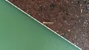 Pemandangan udara dari berton-ton sampah yang mengapung di Sungai Lim dekat Priboj, Serbia, 30 Januari 2023. Botol plastik, papan kayu, tong berkarat, dan sampah lainnya dari tempat pembuangan sampah tepi sungai yang tidak diatur dengan baik terakumulasi selama air pasang. (AP Photo/Armin Durgut)