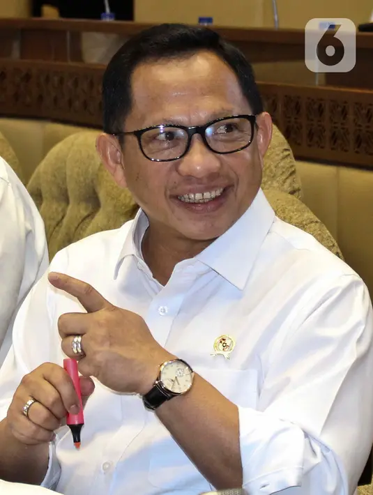Menteri Dalam Negeri Tito Karnavian saat Rapat Kerja dengan Komisi II DPR di Kompleks Parlemen, Senayan, Jakarta, Selasa (26/2/2020). Rapat tersebut membahas berbagai isu, di antaranya Pilkada 2020 dan pengamanan kontingen PON selama berada di Papua. (Liputan6.com/Johan Tallo)