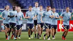 Para pemain Australia menghadiri sesi latihan di Stadion Saitama, Saitama, Jepang, Senin (11/10/2021). Australia akan menghadapi Jepang pada pertandingan kualifikasi Piala Dunia 2022. (Kyodo News via AP)