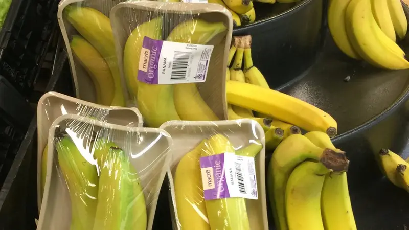 Pisang yang dibungkus kemasan plastik di jaringan supermarket Woolworths (JaniceWillem/Twitter/AP)