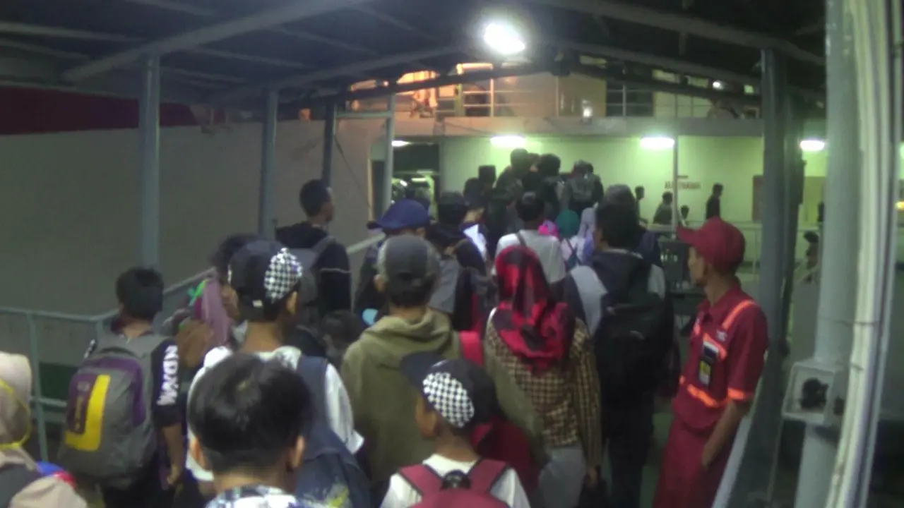 Pemudik mulai memadati Pelabuhan Merak di Banten. Liputan6.com/Yandhi