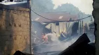 Kebakaran Pabrik Mebel di Bantul, Yogyakarta, Sabtu (22/10/2016). (Switzy Sabandar/Liputan6.com)