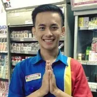 Sungguh deretan pegawai minimarket ini bikin kamu ingin nyamperin dan belanja tiap hari! Ganteng abis!
