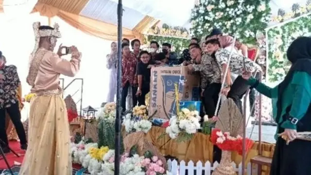 Viral Mempelai Pria Jadi Tukang Foto Di Hari Pernikahannya, Bikin Ngakak. (Sumber: TikTok/nuurulamaliahd27)
