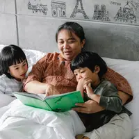 Ilustrasi anak-anak menyimak ibunya membacakan dongeng. (Sumber foto: Pexels.com).