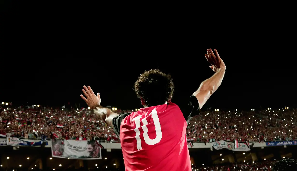 Pemain timnas Mesir, Mohamed Salah merayakan kemenangan timnya atas Kongo dalam pertandingan Kualifikasi Piala Dunia 2018 zona Afrika di Stadion Borg el-Arab, Minggu (8/10). Mesir menang 2-1 berkat dua gol dari Salah. (AP/Nariman El-Mofty)