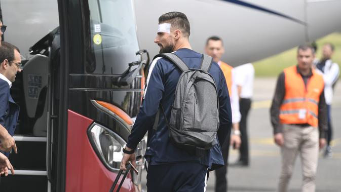 Penyerang Timnas Prancis,  Olivier Giroud membawa kopernya sebelum menaiki pesawat menuju Rusia di bandara Bron, Lyon, Minggu (10/6). Giroud ikut dalam rombongan yang akan berlaga di Piala Dunia 2018 meski sedang kondisi cedera. (AFP/Yuri KADOBNOV)