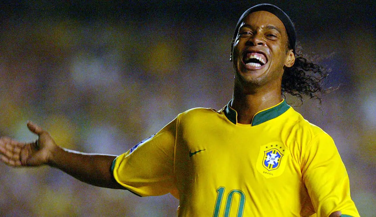 Peraih FIFA Ballon d'Or 2004 dan 2005, Ronaldinho, dikabarkan sang kakak, Roberto Assis sedang memikirkan tawaran bermain di Malaysia. Media Malaysia sendiri memberitakan pesepak bola Brasil itu akan bermain untuk Pahang FA. (AFP/Joao Paulo)