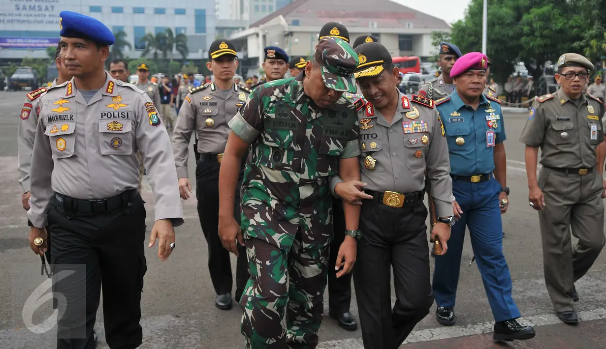 Kapolda Metro Jaya Irjen Pol M Tito Karnavian mengecek kesiapan personil dan perlengkapan SAR seusai memimpin apel siaga banjir di lapangan Direktorat Lalu Lintas Polda Metro Jaya, Jakarta, Jumat (27/11). (Liputan6.com/Gempur M Surya)