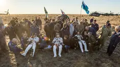 Tiga astronaut Stasiun Luar Angkasa Internasional (ISS) Jeff Williams dari AS, Alexey Ovchinin dan Oleg Skripochka dari Rusia beristirahat usai berhasil mendarat dengan selamat di dekat Kota Zhezkazgan, Kazakhstan, (7/9). (Bill Ingalls/NASA/Reuters)