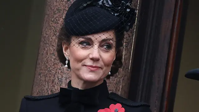 Senyum Kate Middleton Dibalut Busana Serba Hitam dan Kerudung Duka, Tampil di Publik 2 Hari Berturut-turut