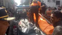 Petugas mengangkat mayat tanpa identitas dari sungai Cimanuk, Garut (Liputan6.com/Jayadi Supriadin)