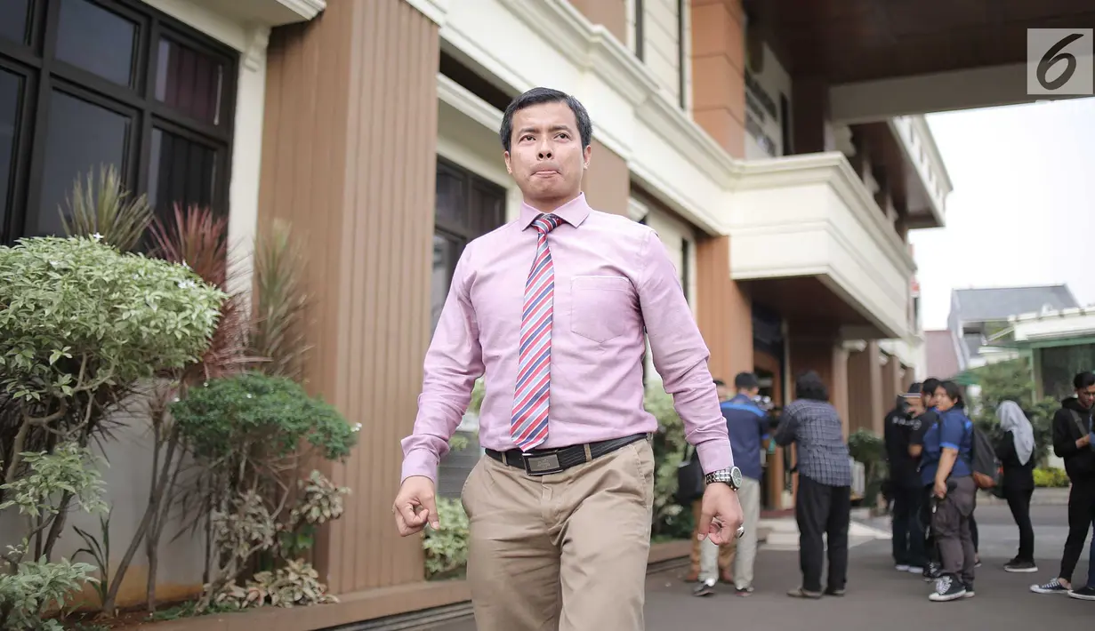 Kuasa hukum Nikita Mirzani, Hendra Asmara usai mengajukan permohoman isbat nikah dan gugatan cerai di Pengadilan Agama Jakarta Selatan, Senin (16/7). Nikita dan Dipo Latief baru menikah selama 5 bulan. (Liputan6.com/Faizal Fanani)