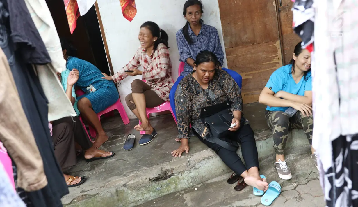 Sejumlah Pembantu Rumah Tangga (PRT) pengganti atau infal beristirahat di tempat Penyalur Tenaga Kerja Bu Gito, Jakarta, Senin (19/6). Menjelang H-6 lebaran, permintaan jasa pembantu rumah tangga (PRT) infal meningkat. (Liputan6.com/Immanuel Antonius)