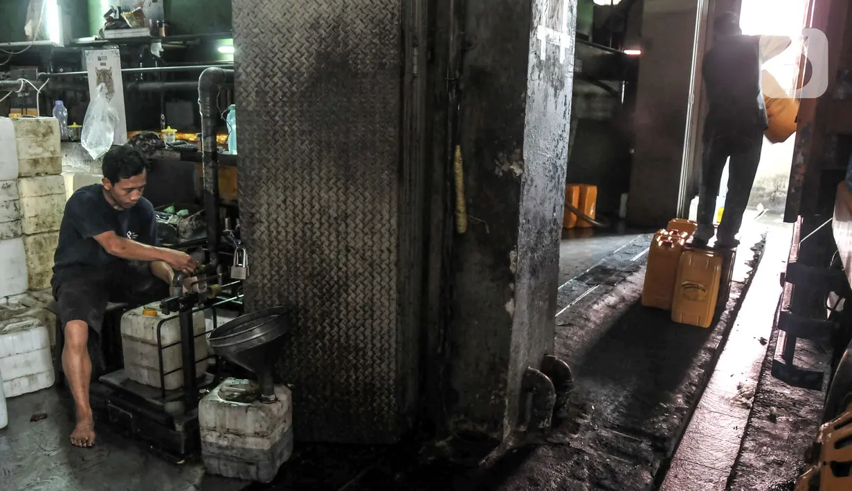 Pekerja saat mengisi minyak goreng curah ke dalam jeriken di Pasar Cipete, Jakarta Selatan, Kamis (24/2/2022). Menghadapi kelangkaan dan lonjakan harga minyak goreng, Menteri Perdagangan Muhammad Lutfi menetapkan harga eceran tertinggi minyak goreng sejak 1 Februari. (merdeka.com/Iqbal S. Nugroho)