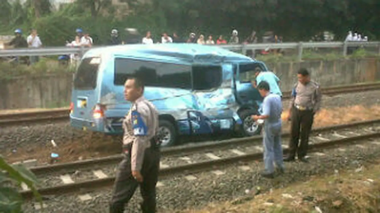 Mini Bus Blue Bird Dihantam Kereta di Bintaro