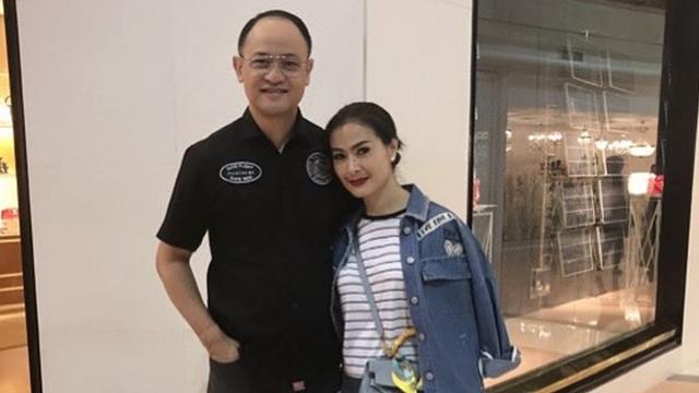 Iis Dahlia dan Sang Suami saat Liburan