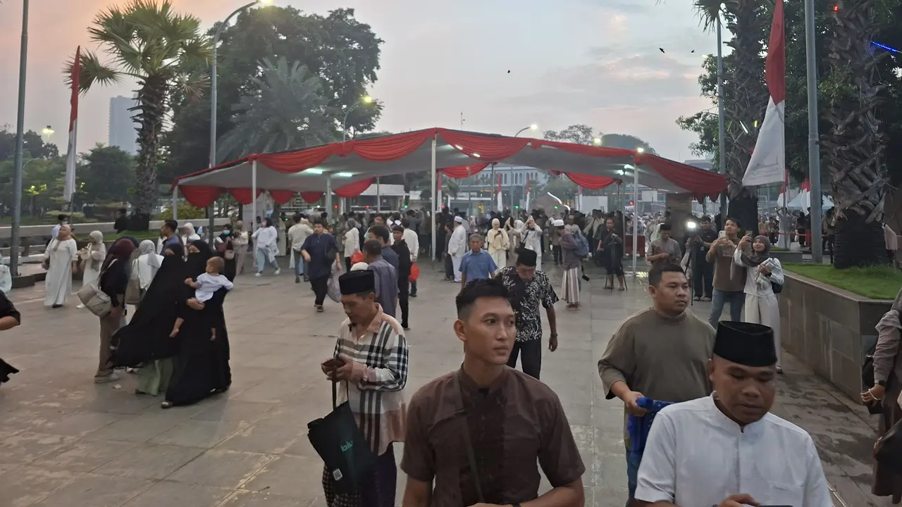 Kawasan Masjid Istiqlal mulai dipadati ribuan jamaah menjelang pelaksanaan Salat Idul Adha 1447 Hijriah pada Rabu (27/5/2026) pagi.