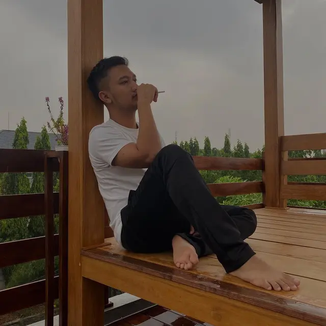 Dituduh Pansos soal Gala Sky, Ini 6 Potret Gaya Sederhana Tom Liwafa