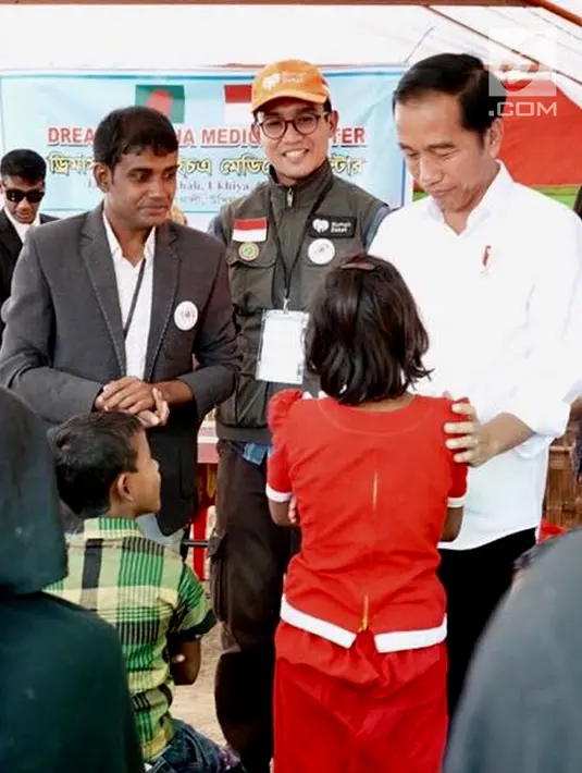 Presiden Jokowi berdialog dengan anak-anak di pengungsian Rahkhine State, Kamp Jamtoli, Bangladesh, Minggu (28/1). Jokowi menyatakan pemerintah dan masyarakat Indonesia siap untuk terus membantu para pengungsi. (Liputan6.com/Pool/Rusman Biro Pers Setpres)