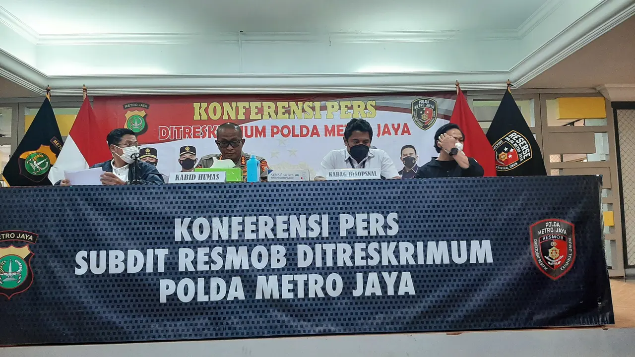 Polda Metro Jaya menggelar jumpa pers mengenai pengungkapan komplotan begal.