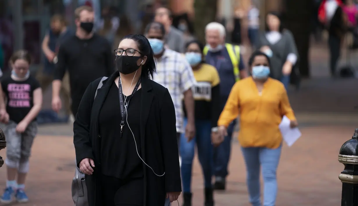 Para pejalan kaki yang mengenakan masker berjalan di pusat Kota Birmingham, Inggris, 24 Agustus 2020. Birmingham telah ditambahkan ke dalam daftar pantauan sebagai "area dengan dukungan yang ditingkatkan" di tengah meningkatnya kekhawatiran terkait lonjakan kasus COVID-19. (Xinhua/Jon Super)