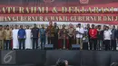 Gubernur DKI Jakarta Basuki Tjahaja Purnama dan  calon Wakil Gubernur DKI Jakarta Sandiaga Uno bersama  para pemuka agama dan perwakilan ormas saat deklarasi damai Pilgub DKI Jakarta putaran kedua di Jakarta, Senin (17/4). (Liputan6.com/Faizal Fanani)