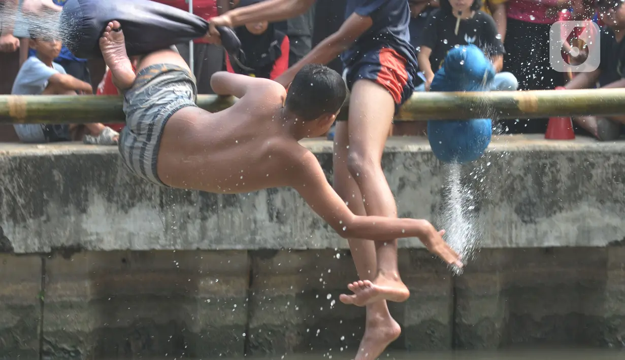 Warga RW 04, Kelurahan Cipinang Melayu, kembali menggelar lomba titian bambu dan gebuk bantal di aliran Kalimalang. (merdeka.com/Imam Buhori)