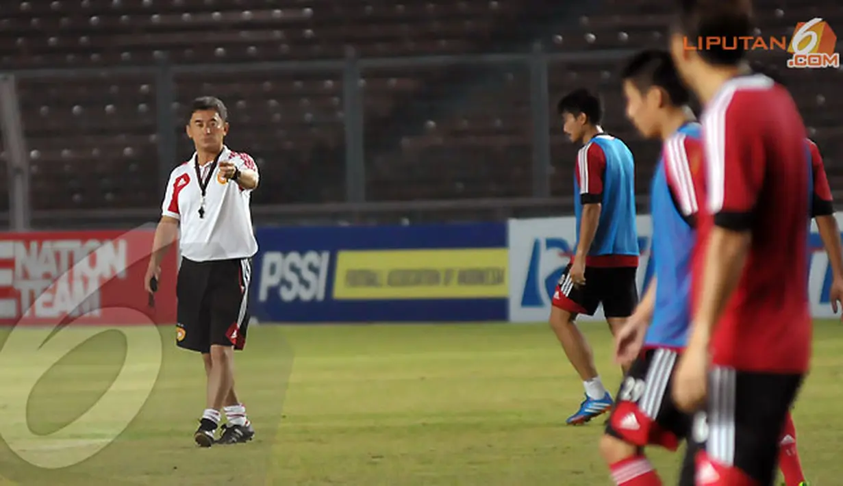Pelatih Cina Fu Bo memimpin langsung sesi latihan yang digelar sejak pukul 18 30 WIB di Stadion GBK Jakarta pada Senin (14/10/13) (Liputan6.com/ Helmi Fithriansyah)