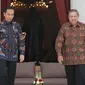 Presiden Joko Widodo (Jokowi) mengajak Presiden keenam RI Susilo Bambang Yudhoyono (SBY) berbincang santai di beranda Istana Merdeka, Jakarta, Kamis (9/3). Sebelumya, Jokowi dan SBY menggelar pertemuan tertutup di dalam Istana. (Liputan6.com/Angga Yuniar)