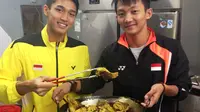 Jonatan Christie dan Ihsan Maulana Mustofa menikmati masakan di rumah makan Indonesia di Macau bernama Doz, Jumat (27/11/2015). (Liputan6.com/Humas PP PBSI)