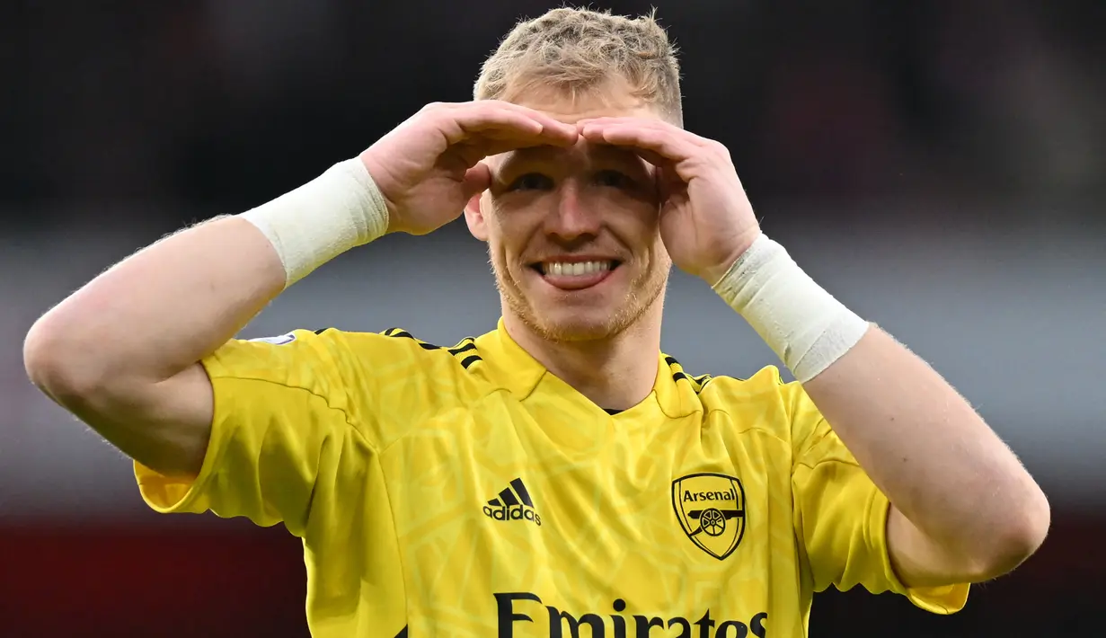 Selebrasi kiper Arsenal, Aaron Ramsdale setelah laga Liga Inggris 2022/2023 menghadapi Bournemouth di Emirates Stadium, London (4/3/2023). Aaron Ramsdale yang kini jadi bagian penting Arsenal adalah eks pemain Bournemouth. Ia dilepas Bournemouth ke Sheffield United pada awal musim 2020/2021 dengan nilai transfer 20 juta euro atau kini setara Rp328 miliar setelah membela Bournemouth sejak tengah musim 2016/2017. (AFP/Glyn Kirk)