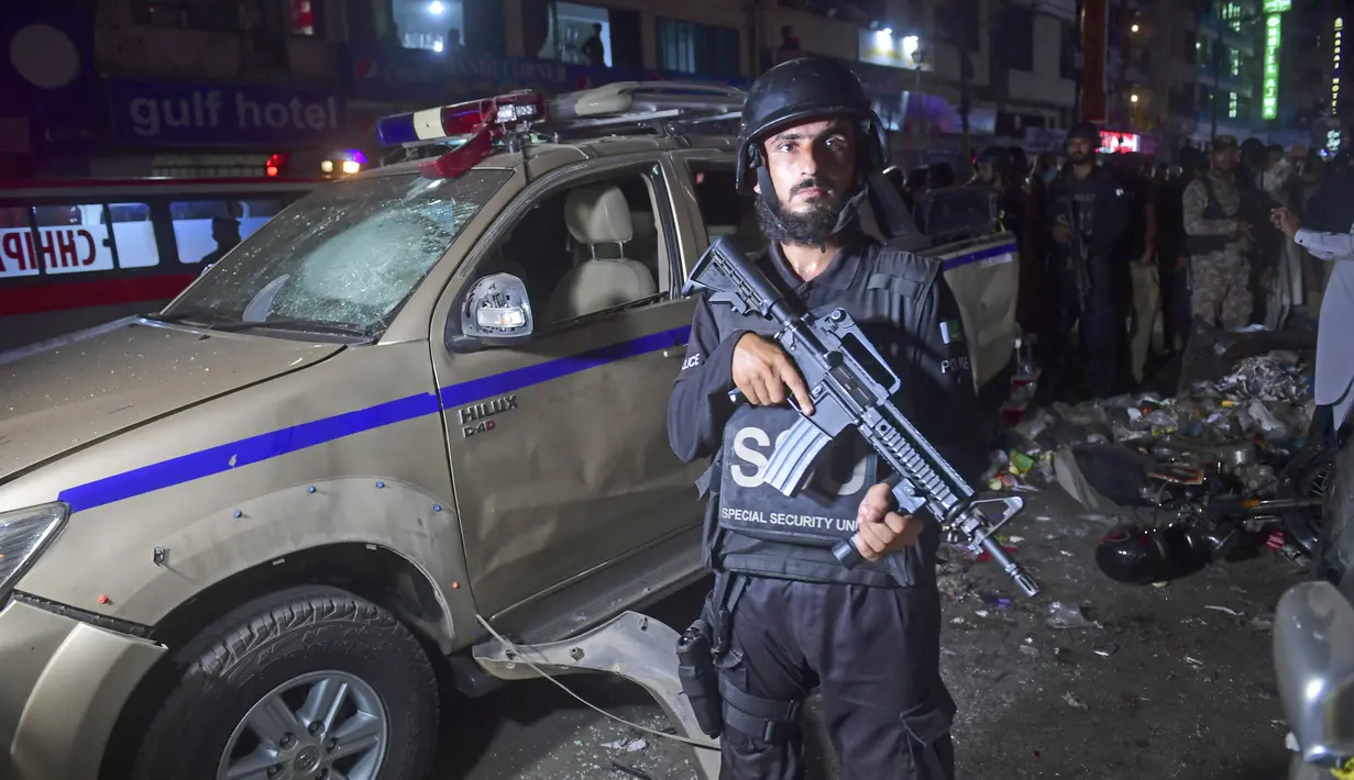 Seorang personel keamanan berjaga di lokasi ledakan bom di Karachi pada 12 Mei 2022. Satu orang tewas dan 12 terluka dalam ledakan bom akhir 12 Mei 2022 di Karachi, kata polisi, hanya dua minggu setelah serangan bunuh diri oleh sebuah kelompok separatis Pakistan membunuh empat orang di kota yang sama. (AFP/Asif Hassan)