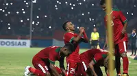 Dua pemain Timnas Indonesia U-19 asal Papua, Todd Rivaldo Ferre dan David Kevin Wato Rumakiek berpelukan merayakan gol ke gawang Singapura. (Bola.com/Aditya Wany)