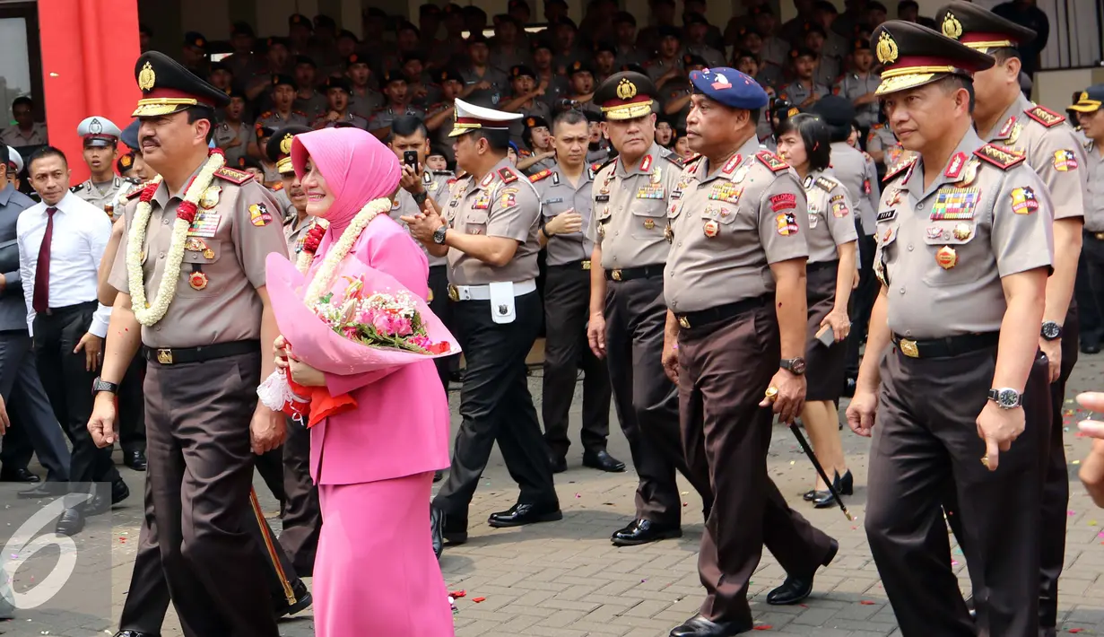 Kepala BIN Jendral Budi Gunawan didampingi istrinya Susilawati Rahayu berjalan menuju Auditorium PTIK, Jakarta, Rabu (14/9). Posisi Budi Gunawan sebagai Wakapolri digantikan oleh Komjen Syafruddin. (Liputan6.com/Helmi Afandi)