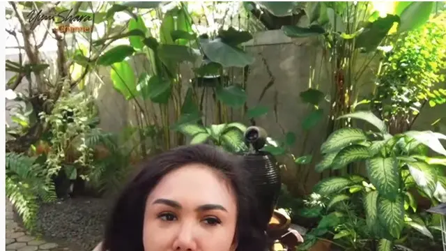 Miliki Rumah Asri, Ini 7 Potret Yuni Shara dengan Tanaman Kesayangan