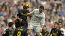 Cristiano Ronaldo berusaha menyundul bola saat dihadang pemain Espanyol pada lanjutan La Liga di Santiago Bernabeu stadium. Madrid, (18/2/2017). Real Madrid menang 2-0. (AP/Francisco Seco)