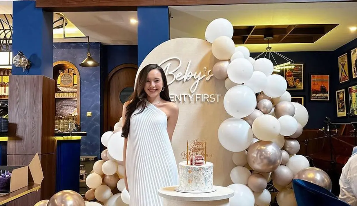 Dress tersebut dipadukan flat shoes hitam, dengan aksesori kalung dan anting-antingnya. Rambut panjangnya dibiarkan terurai. [@bebytsabina]