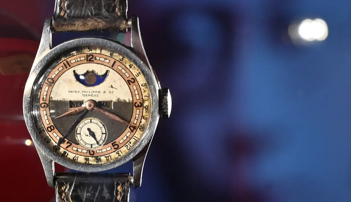 Namun, arloji tersebut adalah jenis arloji komplikasi pertama yang diproduksi secara serial oleh Patek Philippe. (Photo by Peter PARKS / AFP)