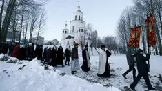 Sejumlah Orang mengambil bagian dalam prosesi perayaan Epifani Ortodoks di Minsk, Belarusia (19/1/2016). Umat Kristen Ortodoks merayakan Epifani yang jatuh pada 19 Januari. (REUTERS/Vasily Fedosenko)