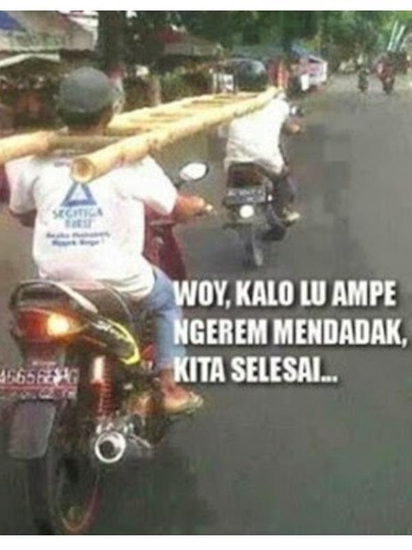 Aksi Bapak-bapak Saat Naik Kendaraan Ini Bikin Tepuk Jidat (Sumber: Facebook/Kementerian Humor Indonesia)