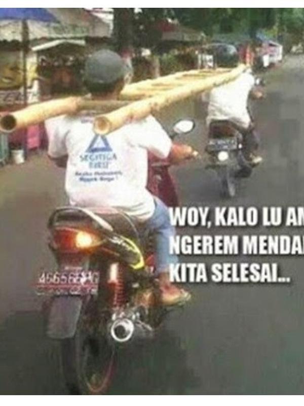 Aksi Bapak-bapak Saat Naik Kendaraan Ini Bikin Tepuk Jidat (Sumber: Facebook/Kementerian Humor Indonesia)