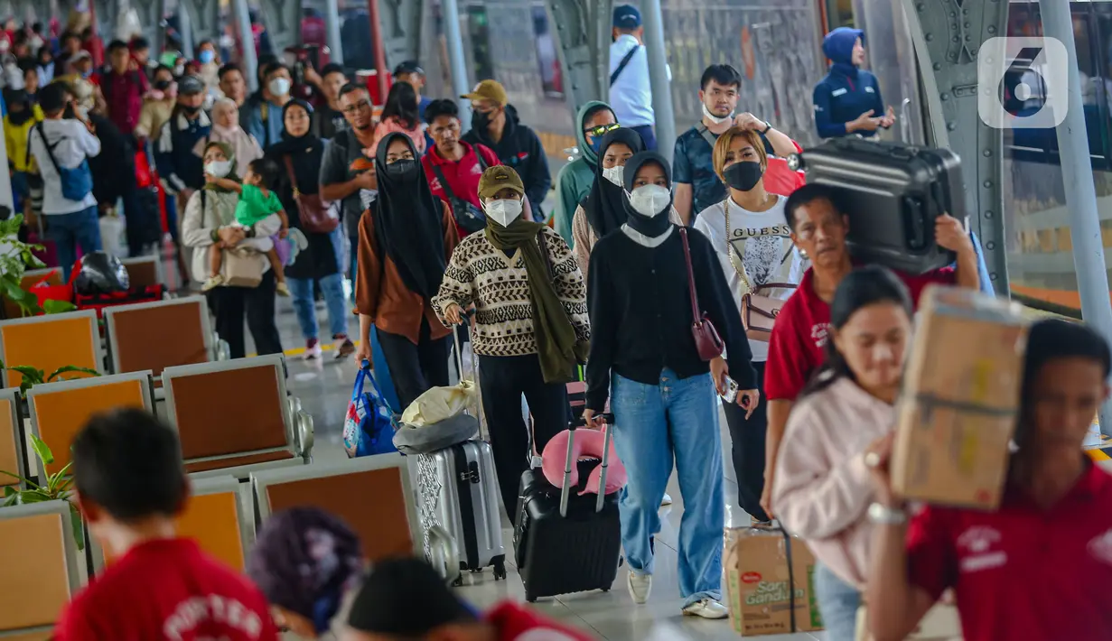 Manager Humas KAI Daop 1 Jakarta, Ixfan Hendriwintoko memprediksi puncak arus balik akan terjadi pada 13-15 April 2024. (Liputan6.com/Angga Yuniar)