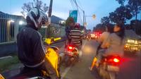 Mata Elang atau penagih utang menghentikan kendaraan milik nasabah (Liputan6.com/Balgoraszky Marbun)