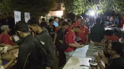Sejumlah pendukung Liverpool menganteri untuk nonton bareng Manchester United melawan Liverpool bersama Bola.com di Alibaba Futsal, Bekasi, Minggu (13/9/2015). (Bola.com/Vitalis Yogi Trisna)