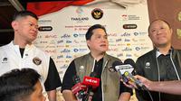 Menteri Pemuda dan Olahraga (Menpora) RI, Erick Thohir, menggelar sesi wawancara dengan wartawan bersama Ketua NOC Indonesia, Raja Sapta Oktohari, dan Chef de Mission (CdM) Tim Indonesia dalam SEA Games 2025, Bayu Priawan Djokosoetono, di Rumah Indonesia, Bangkok, pada Senin (15/12/2025) malam WIB.