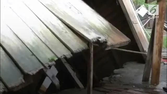 VIDEO: Rumah Roboh, Cucu dan Nenek Masuk ke Sungai